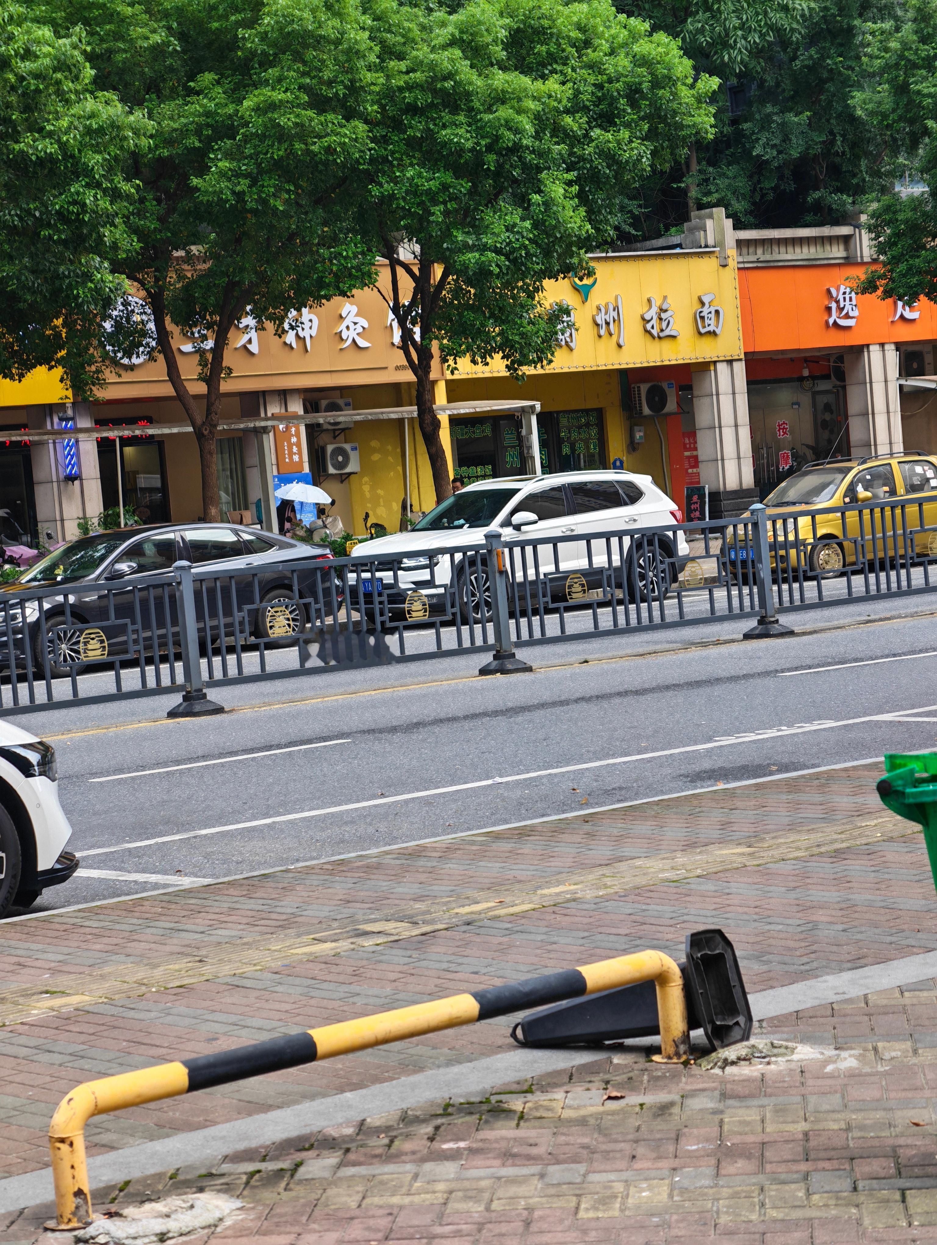 好奇很久了路边这个划的停车位，经常会有人来收费，这到底合理吗？ 