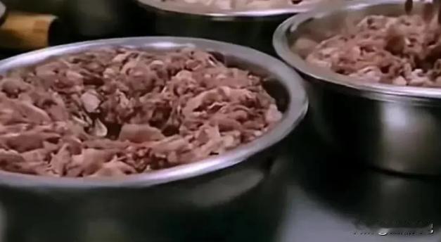 学校的食堂用的竟然是臭肉？孩子频频吐槽学校的饭菜，家长前往验证，发现食堂的肉都散