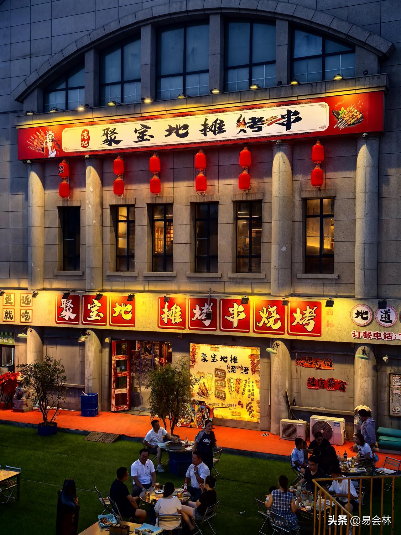 城市的烟火，不讲究排场，只讲究一个“真”字，俗，才是人间底色。
拍摄于乌鲁木齐格