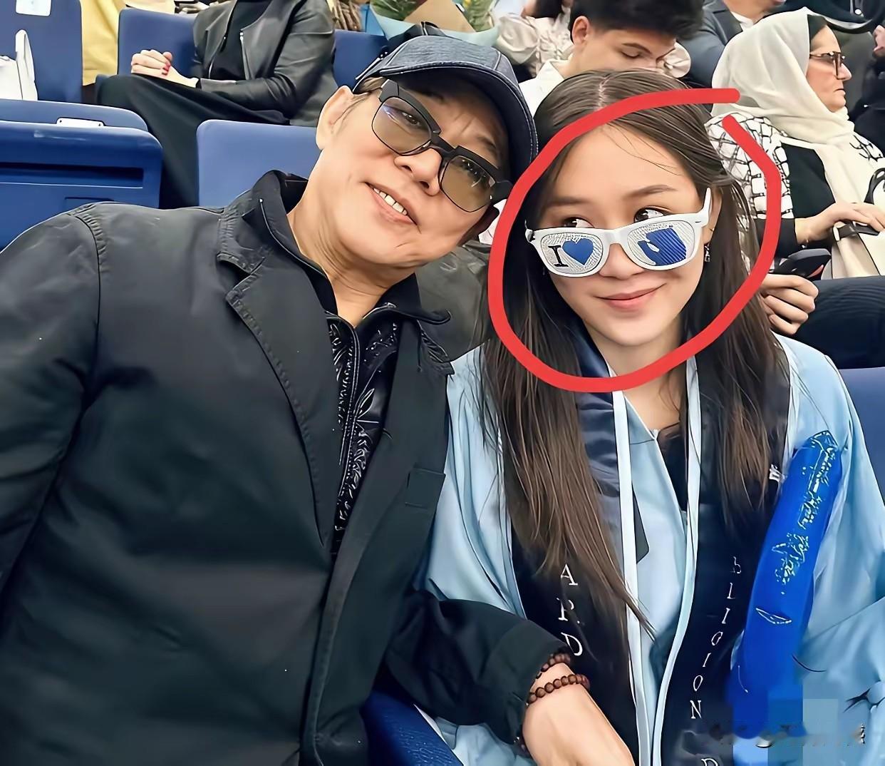 李连杰的小棉袄，看他的眼神比较调皮，有这样一个女儿陪伴在自己的身边，此生何求！从