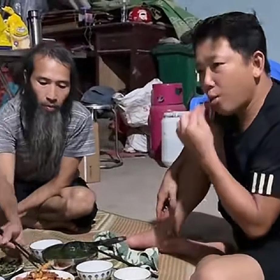 小松在越南省城安沛建民宿现在一层已经封顶，下面紧接着盖二层，原计划盖三层楼的民宿