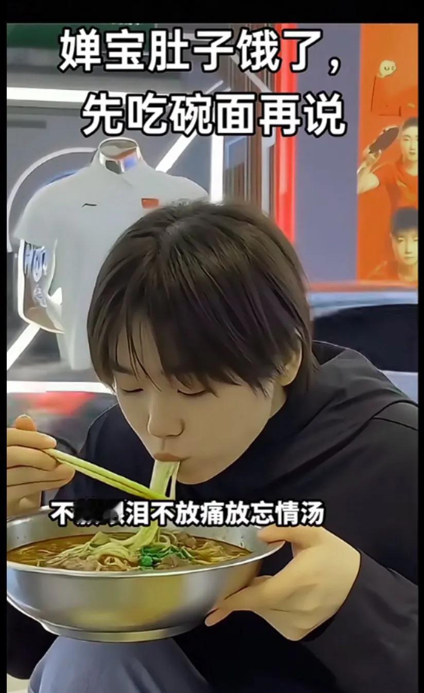 年轻劳动强度大，消化的快，少吃点不然的长胖了
婵宝应该多吃虾子才长不胖
＜婵宝不
