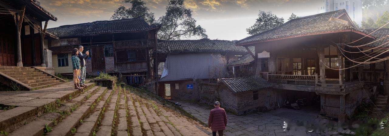 《川祖庙·戏影归尘》
            -春节拍摄于富顺狮市镇
川祖庙的青