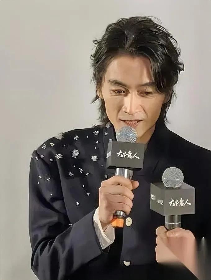 昨天凑着手机问老公：“陈晓咋瘦得眼神都没光了？”

他啃着苹果笑：“你这女人懂啥