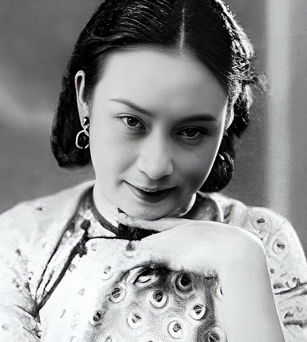 1956年，毛人凤卧病在床，妻子向影心端着一碗药走到床前，对毛人凤说：“喝了这碗