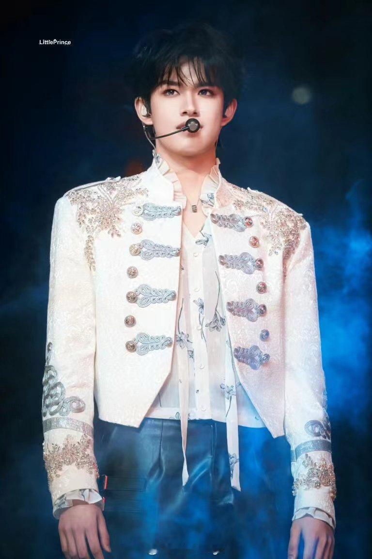 张极白色拿破仑夹克TOP澳门演唱会震撼开场，张极身着白色拿破仑夹克惊艳亮相，每一