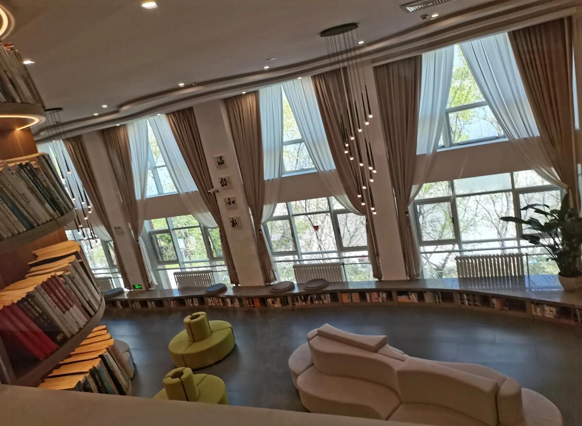 暑假没报班，我差点崩溃

结果老师却发来喜报

我彻底放养：手机电视随便看，作业