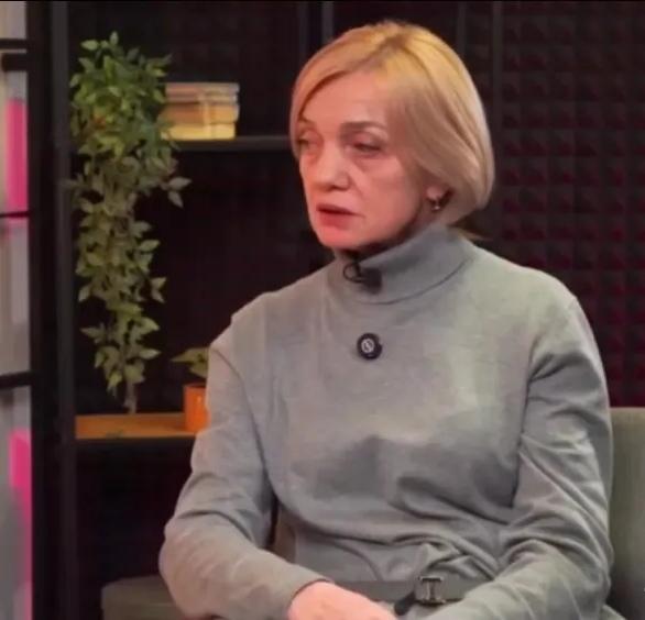 她诅咒讲俄语的乌克兰人“不是人”！
    狠毒莫过妇人心，你看，乌克兰这位女人