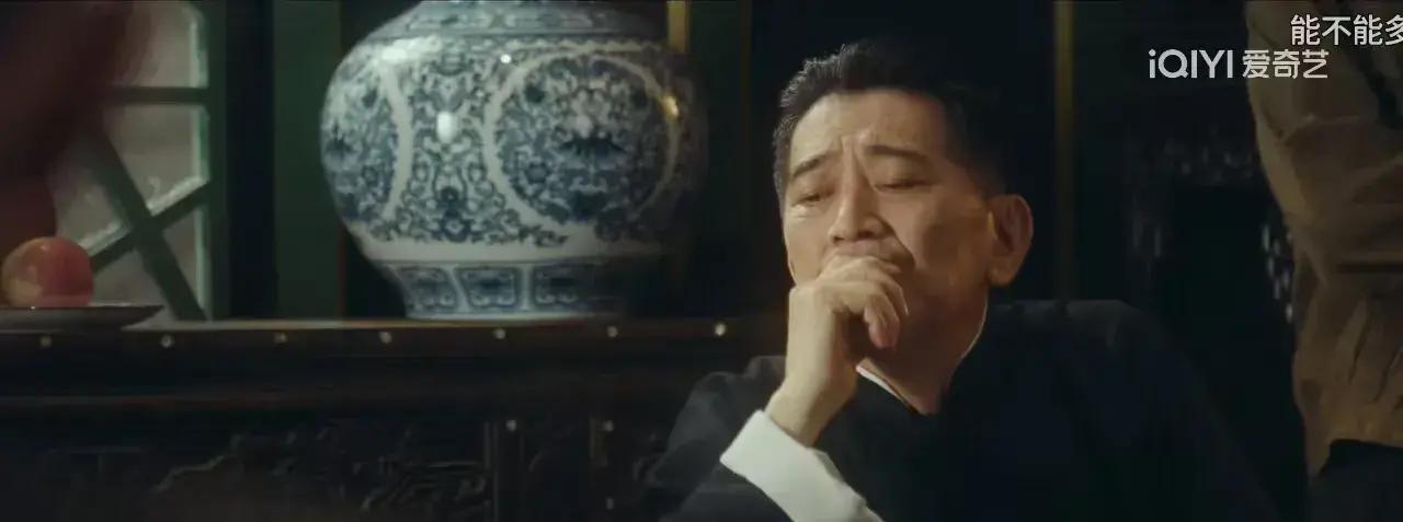 二战那会儿，澳门眼瞅着要成死城了。日本人封锁海路，粮食船一艘不许进，近40万难民