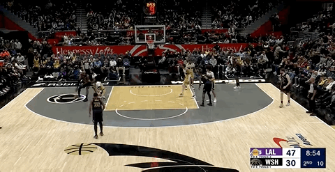 第二节詹姆斯已经拿到7分了…这球两人包夹下翻身后仰跳投稳稳命中，太难了！湖人vs