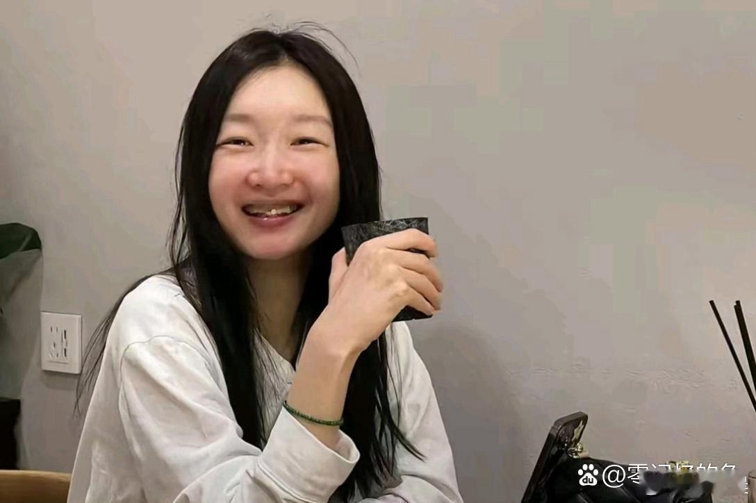 周冬雨素颜出镜依旧清秀耐看，颜值很能打。 