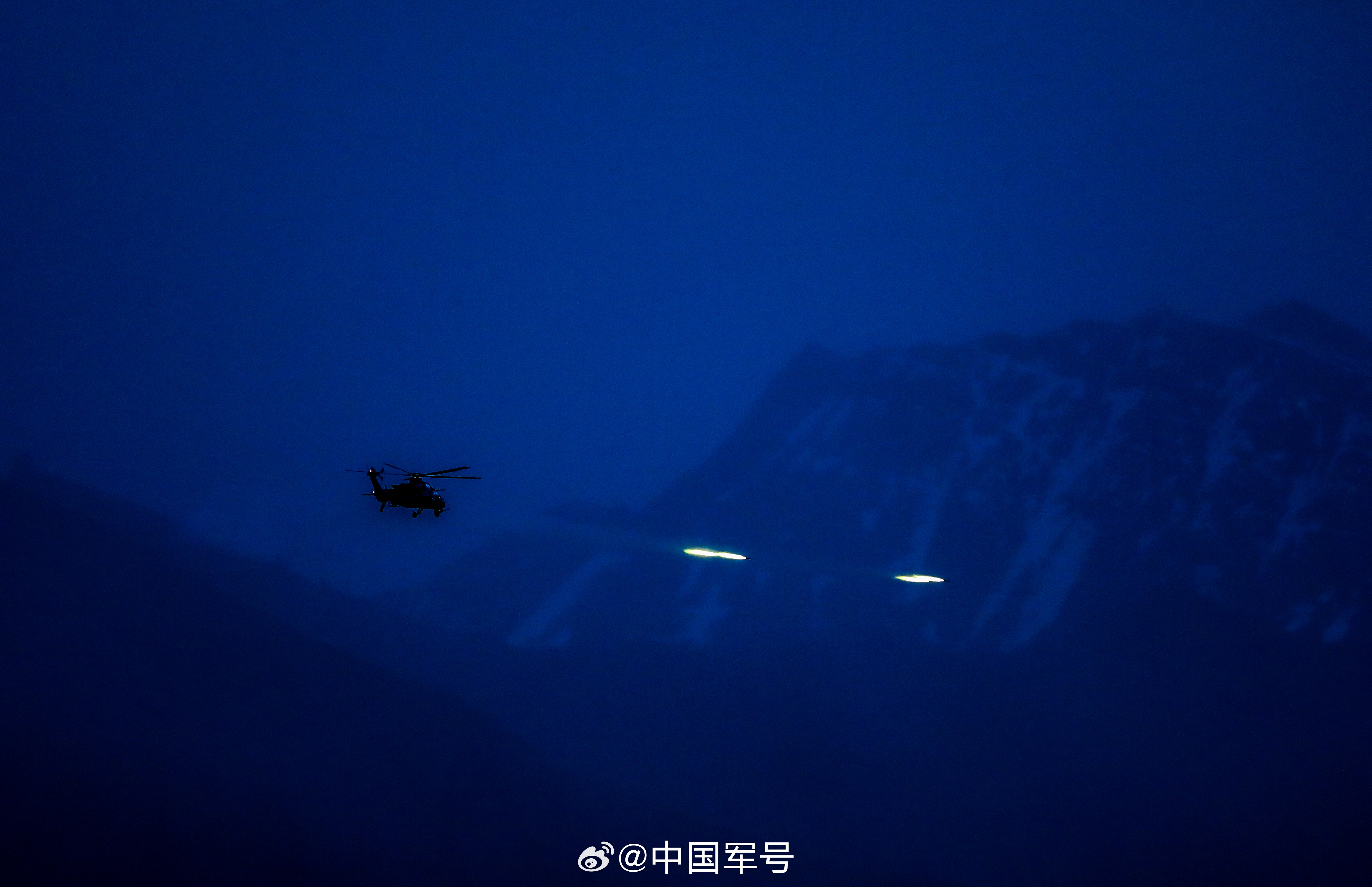 军号小夜灯星月为伴，战鹰巡天！有人负重守长夜，护万家灯火安眠。小号手们，晚安（胡