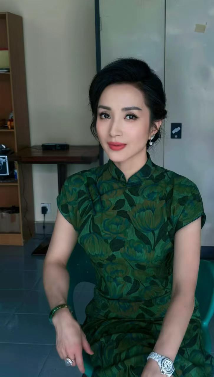 汤50岁生日照，再次出现在大众面前时，褪去华丽演出服的她，穿着简约毛衣牛仔裤，在