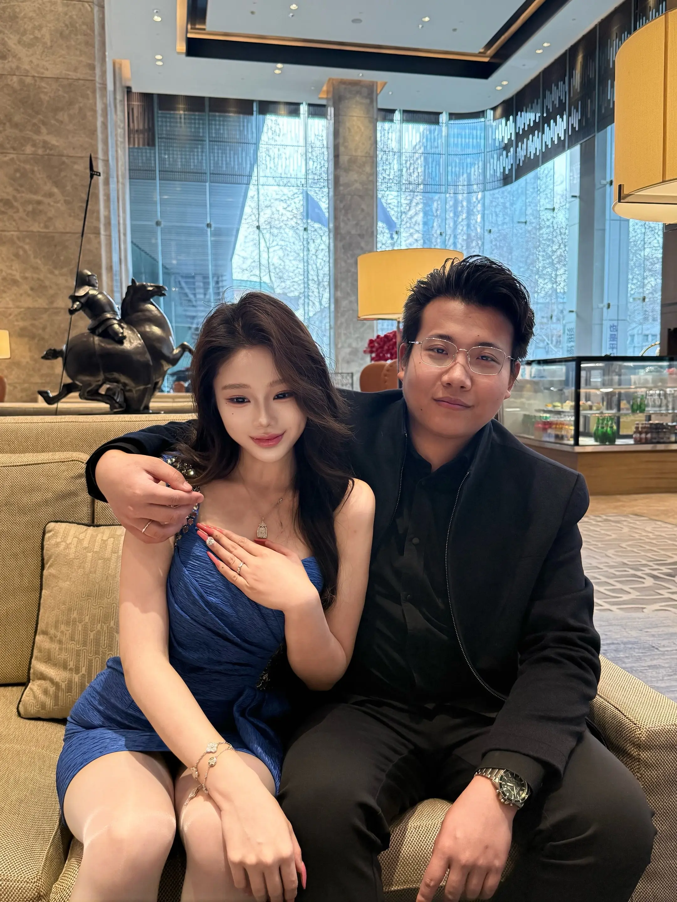 满眼都是钱不好吗 为什么非要和那些满嘴谎言 浑身上下都是秘密的人谈真心 自讨苦吃