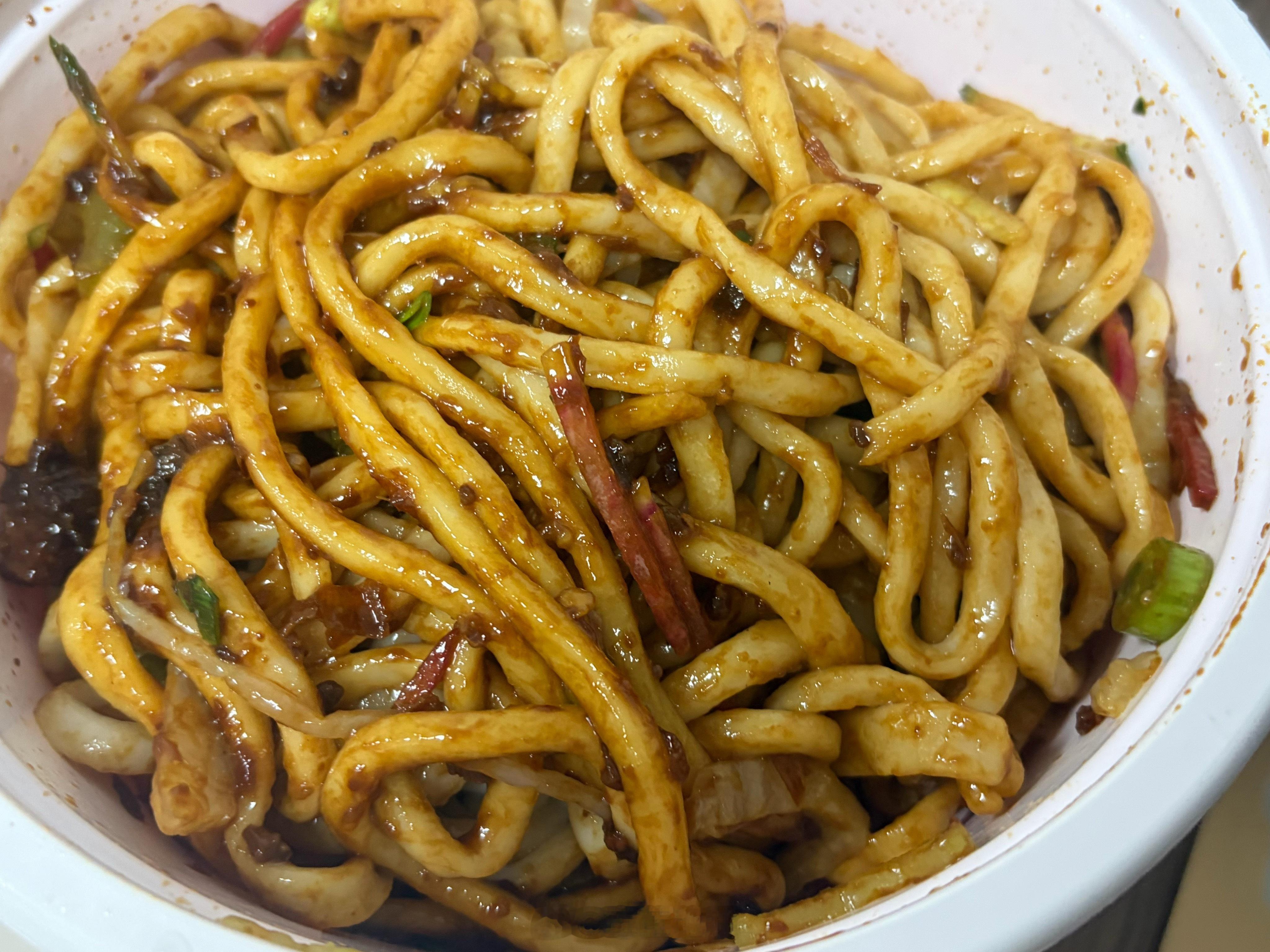 一天没吃饭，点了碗海碗居炸酱面，真香。 