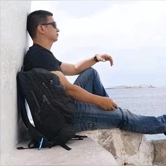 中年男人保命，要记住这五点
第一，觉，别拿命换。
夜里舍不得睡，抱着手机刷到深更