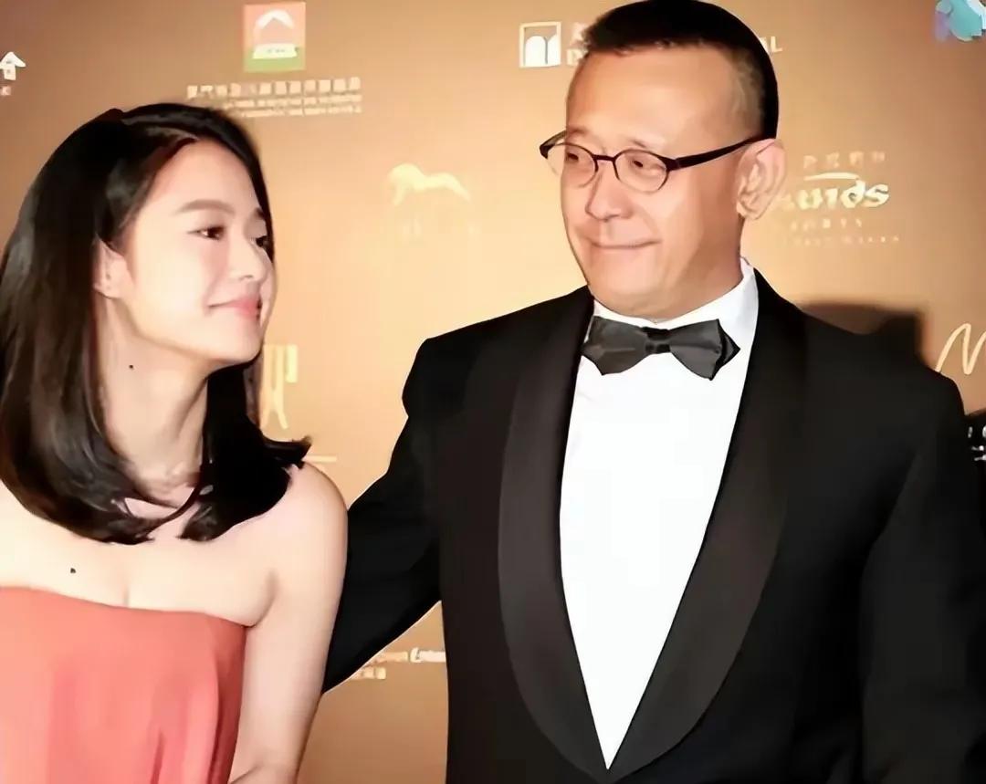 原来姜文老婆是她呀，真漂亮，这眼神一看就是真爱，而且还给老公生了大朗和二郎两个，