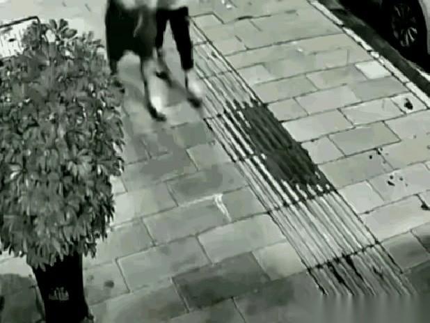 真的，有时候你不得不信命。
人要是倒霉，喝凉水都塞牙。
在自己家门口摆个花盆，能