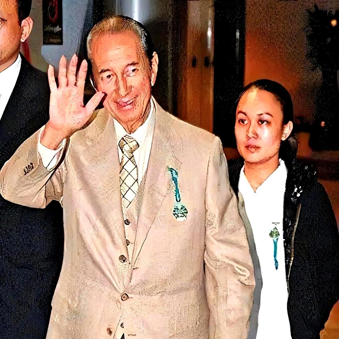 凌晨三点，病房还亮着灯，背后有人在细细拍背、掖被角。
2009年赌王何鸿燊意外摔