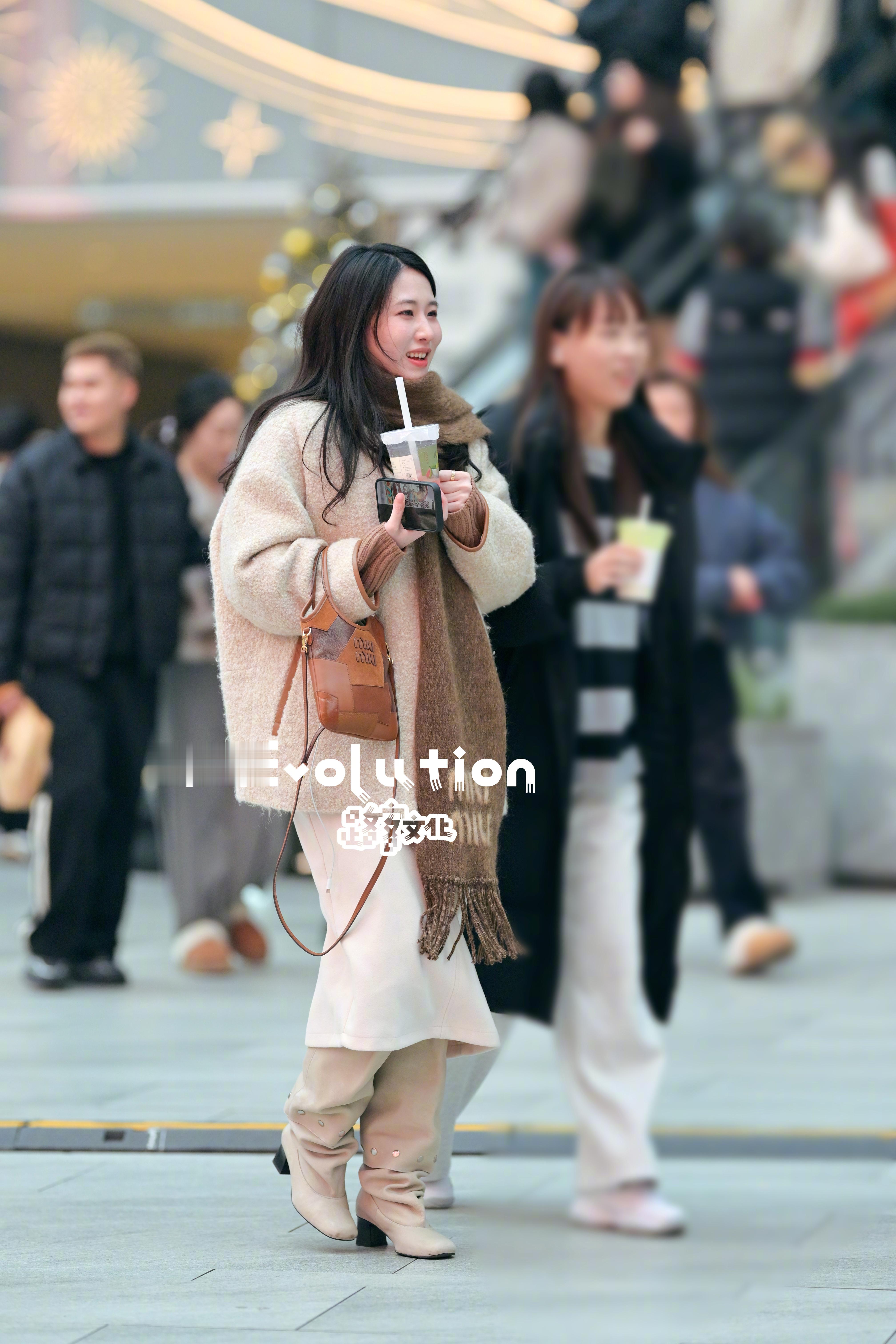 穿得很厚重又有层次 