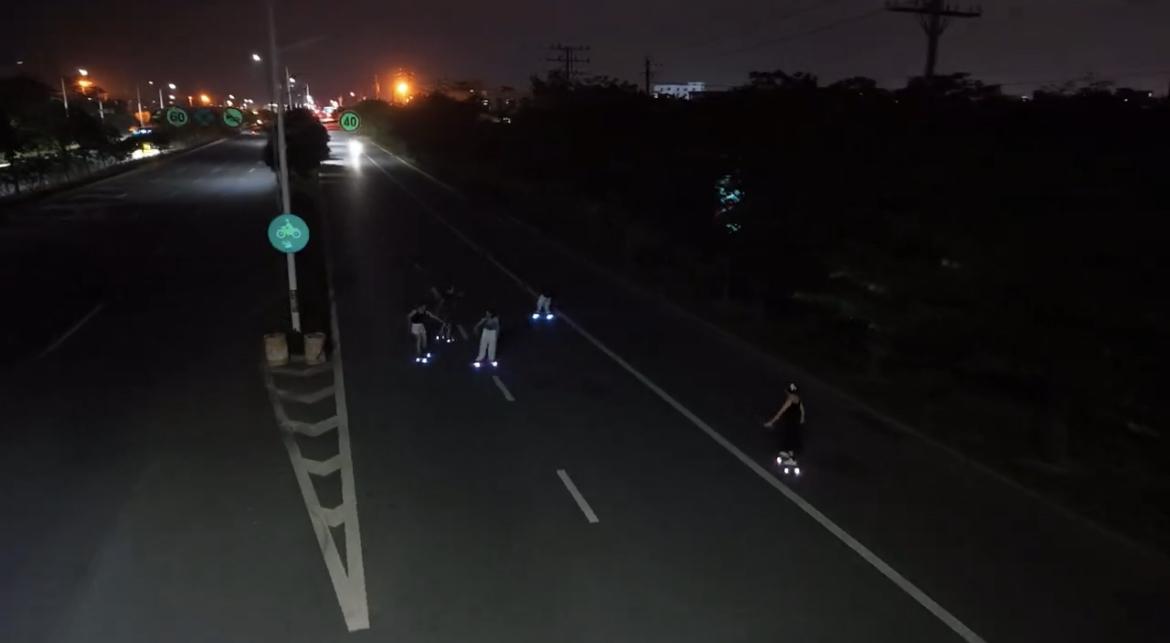 【玉林多名女子在二环路上玩滑板】

近日，玉林市二环路上有多名女子在玩滑板。这是