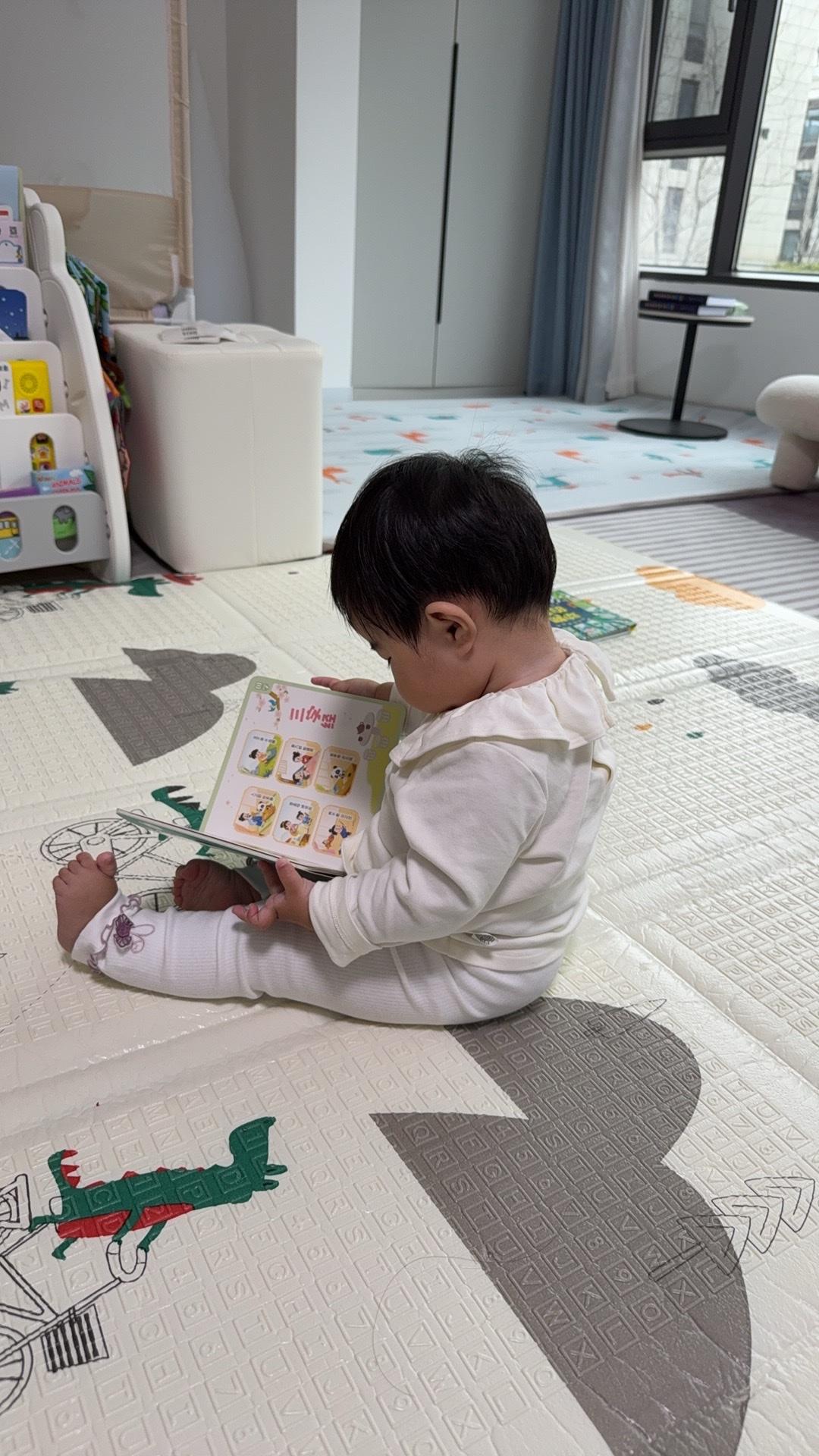 【高校女教师科研 - 带娃系列】
今天，宝宝依旧在我身旁嬉笑玩耍，我靠在沙发上修