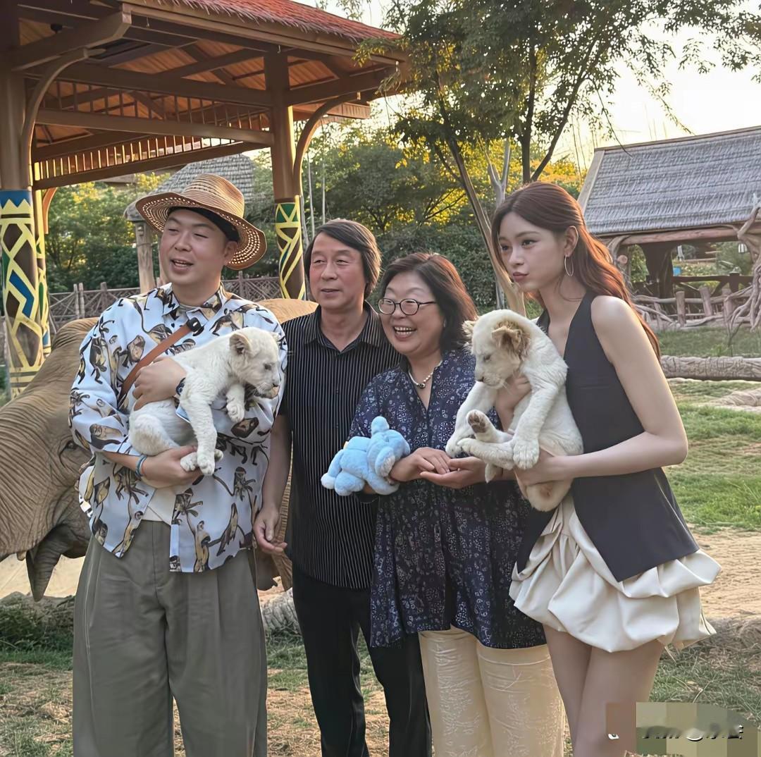 又相信爱情了！
杜海涛沈梦辰全家出游庆生，婆婆紧挨着儿媳像亲母女，这婆媳关系我慕