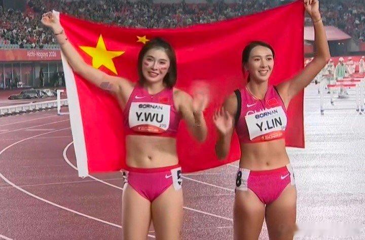【吴艳妮摘铜拉林雨薇共披国旗庆祝】9月27日，亚运会女子100米栏决赛，吴艳妮1