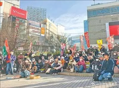 近日，日本民间团体在东京新宿车站附近集会，抗议高市早苗错误言行。 