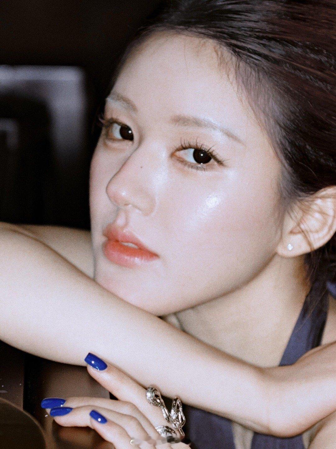 赵露思这组图太美了，怼脸的神