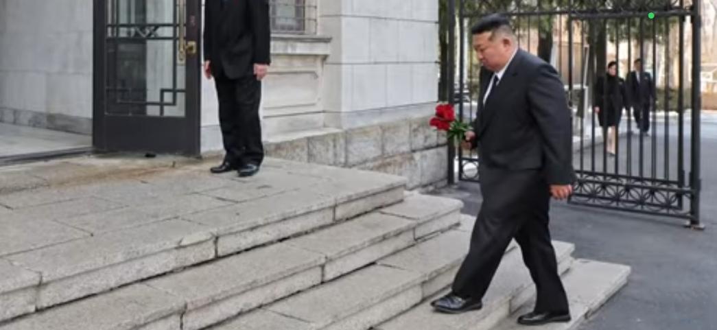 昨天。玄松月在俄罗斯大使馆外等待金同志，此时他正在迈步走向追悼会上现场，向已故驻