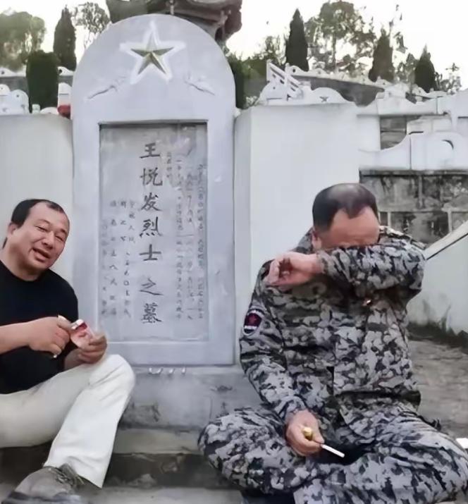 2013年，退伍军人韩维民去麻栗坡烈士陵园给战友王悦发扫墓，负责管理的张园长告诉