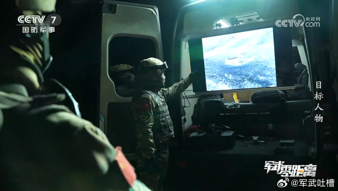 央视放出的我军实战演练斩首行动的画面无人机全程监控定位特战队员夜间潜入利用夜视装