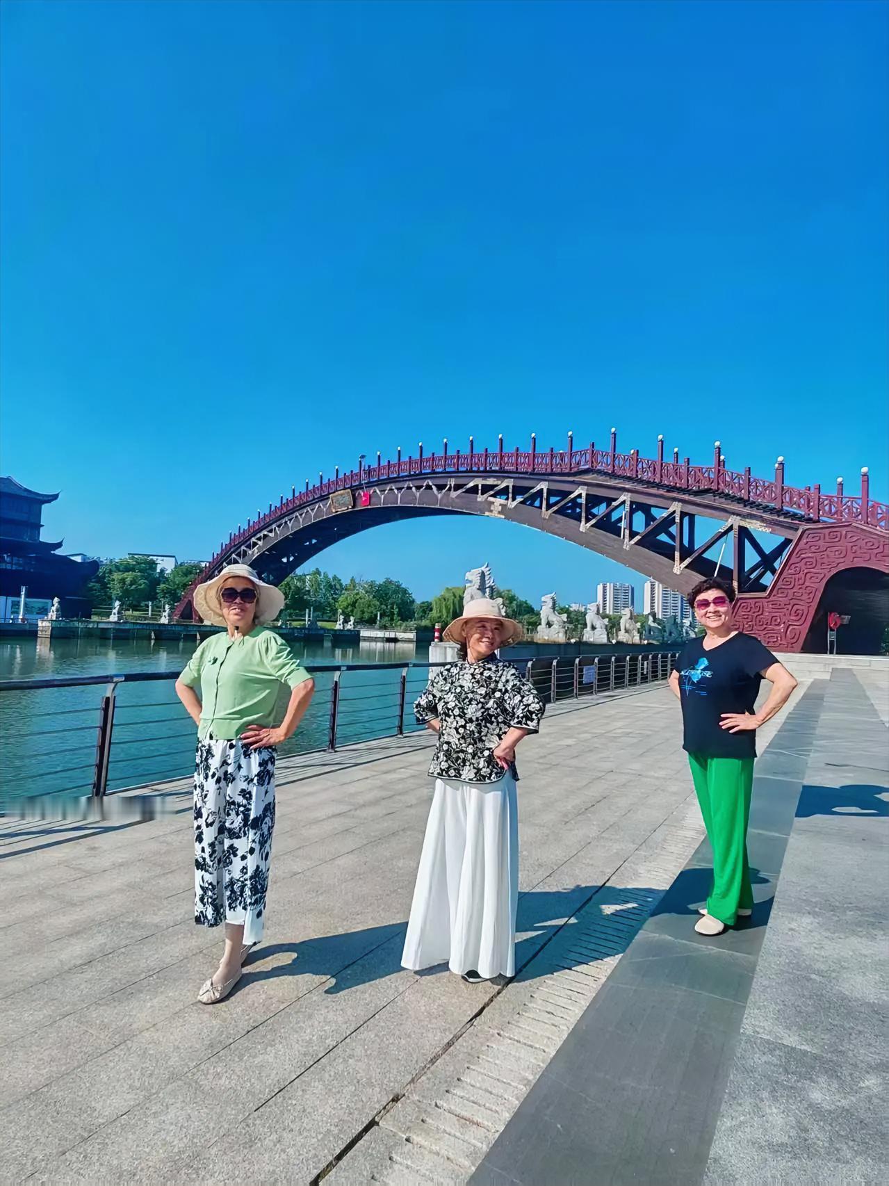这是苏州胥虹桥，位于吴中区胥口镇胥江古运河上，也是你记忆里熟悉的苏州水乡风光~