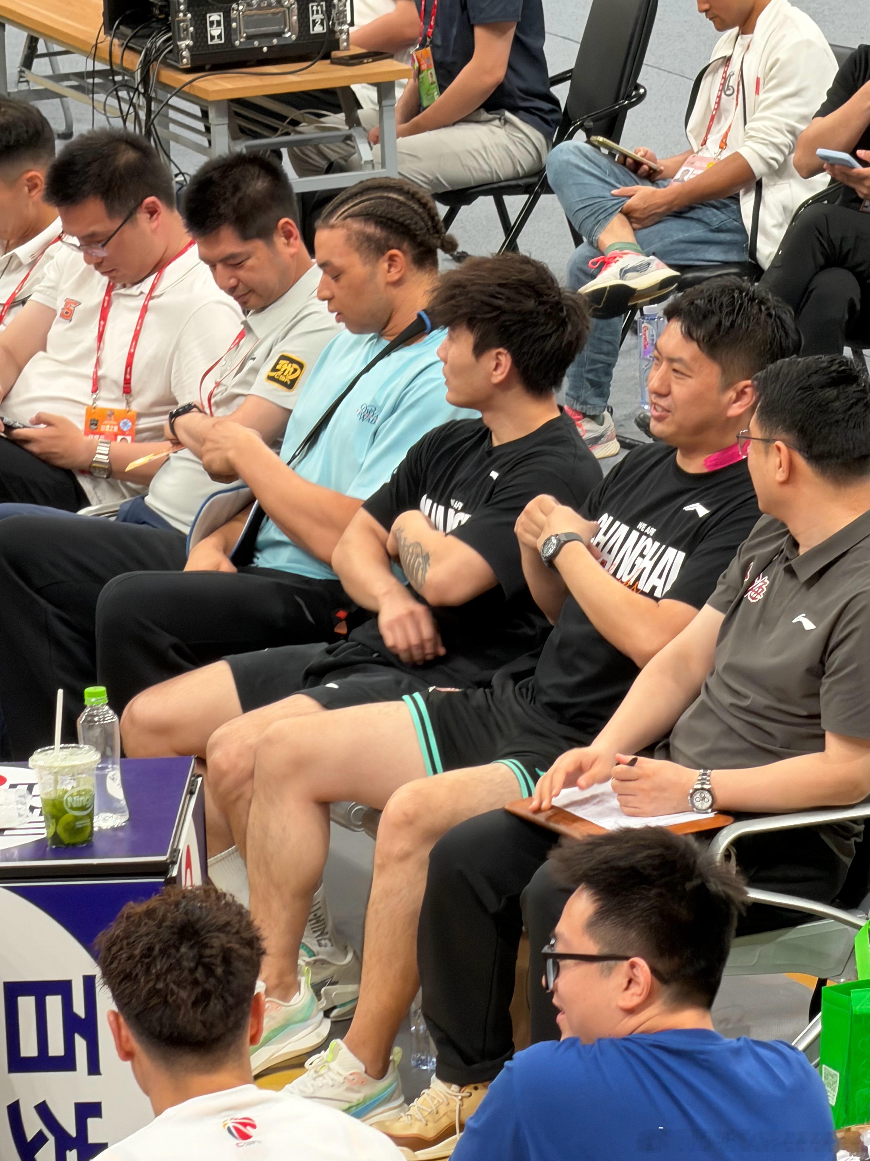 没有进入今日比赛名单的洛夫顿带着护具走进场内，坐下后又取掉了护具，直到此时此刻，