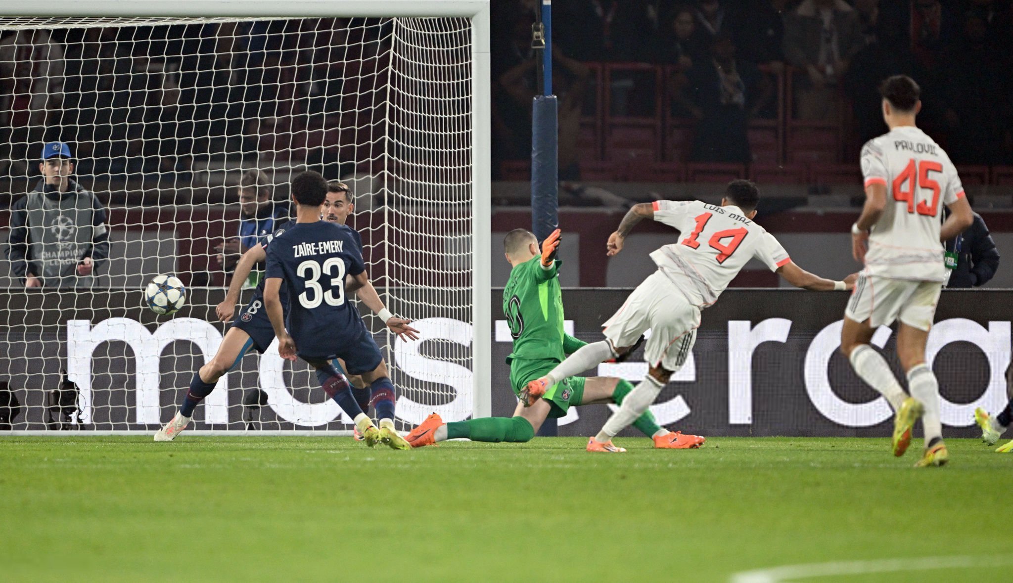 迪亚斯没有浪费这次机会⚪🔴欧冠联赛巴黎圣日耳曼vs拜仁慕尼黑 ​​​