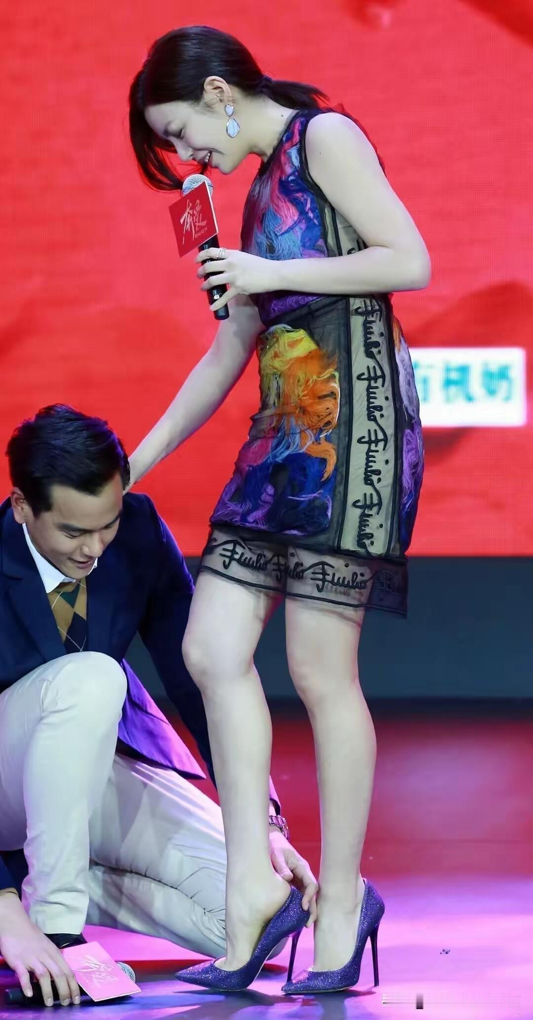 这个拿着话筒的女明星是谁，她的皮肤好白，属于冷白皮的女演员，身材矮小长相一般，但