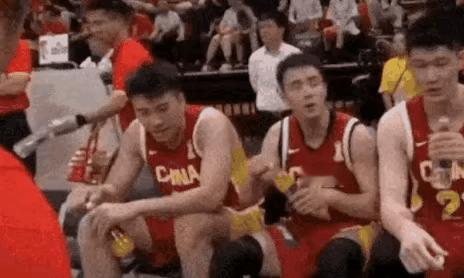 这是什么情况？
对于老叔的一番唾沫横飞的战术安排，王俊杰似乎并不太接受，甚至有点