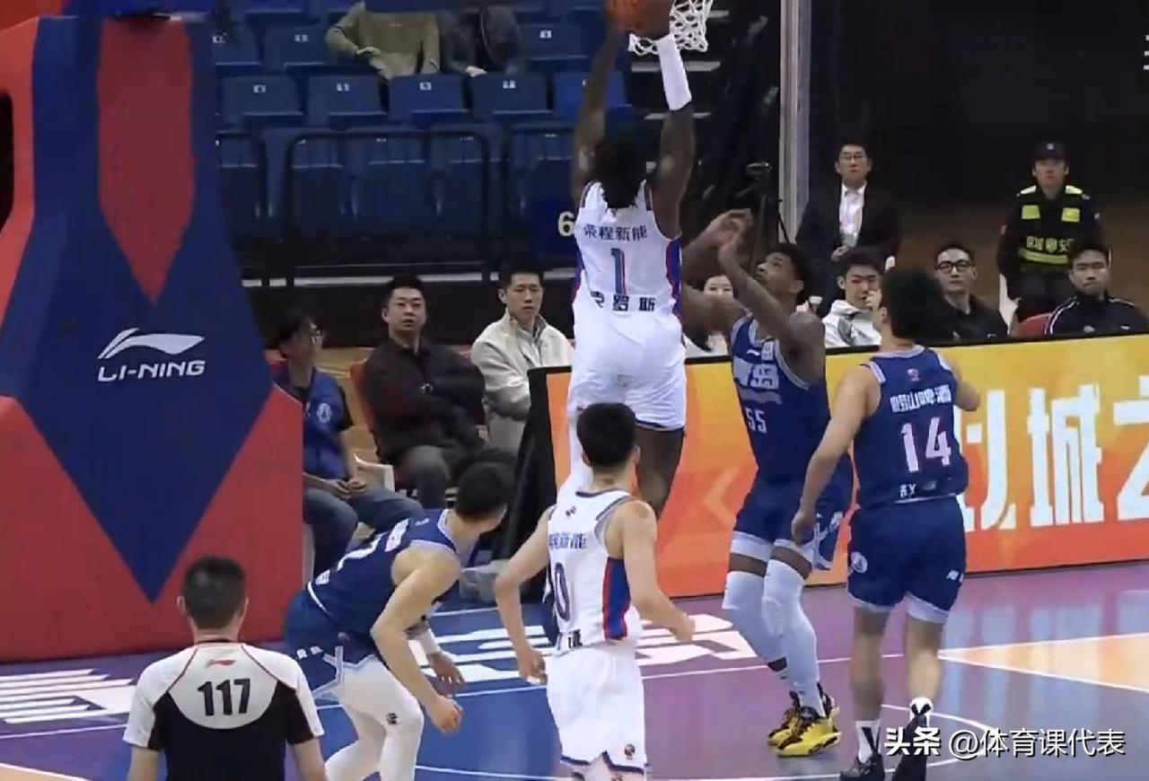 外援得分对轰大战，青岛男篮半场领先天津2分！北京时间2026年4月1日，CBA常