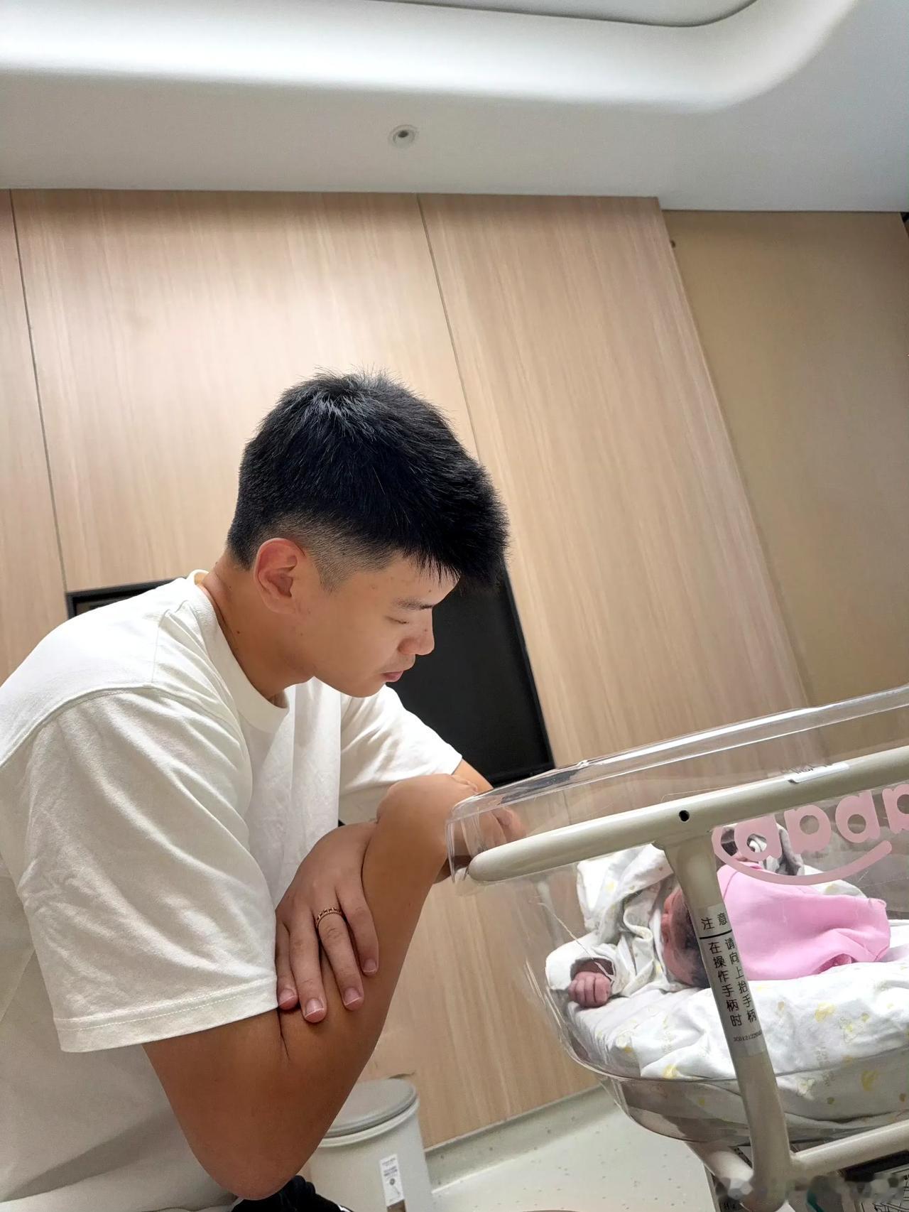 奥运冠军王懿律在父亲节这天官宣自己成为爸爸了，真是可喜可贺呀，小宝贝来得太是时候