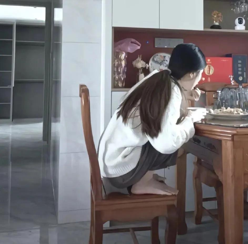 我就不信只有我一个人喜欢蹲着吃东西
