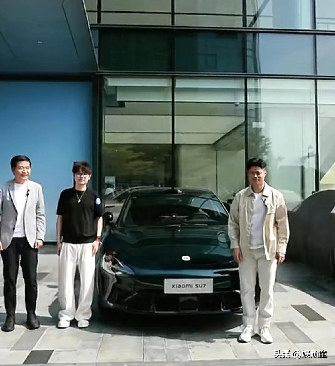 值了值了，仪式感、排面感、情绪价值，加起来，已经超越了整个车的价值！
雷军、苏炳