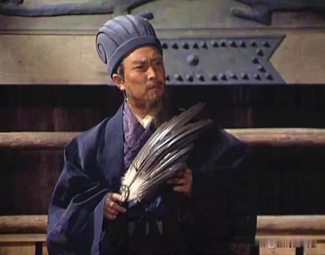 《三国演义》中诸葛亮十个最感人的细节：
1、三顾茅庐——亮愿效犬马之劳。
2、庞