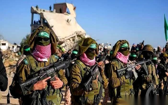 哈马斯，前脚还咬着牙说一枪一弹都不会交，后脚就捧着几千支步枪，说要移交给美国人主