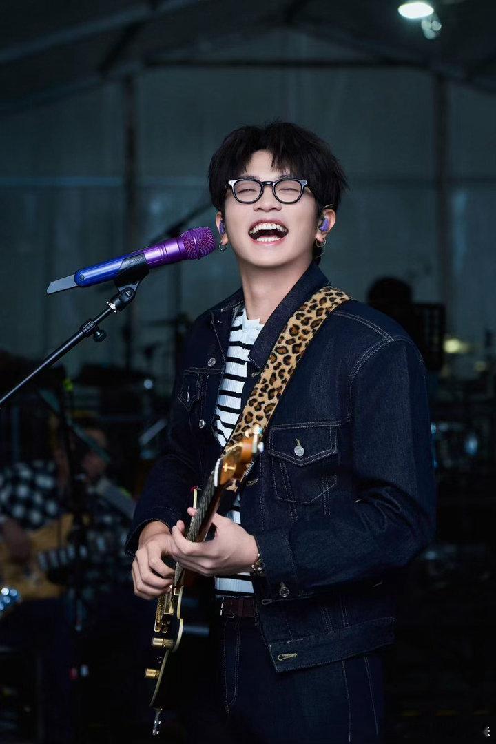 颜人中加盟音乐缘计划3颜人中[超话] 节目是歌手与原创音乐人双向选择的模式，不知