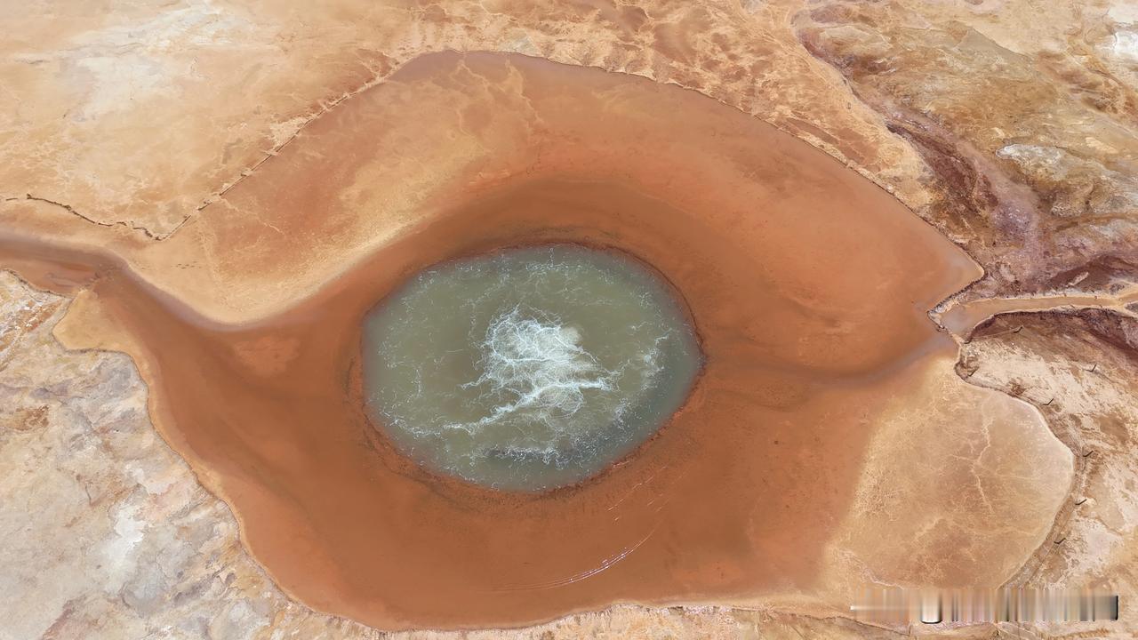 在青海茫崖的荒原深处，藏着一只凝视苍穹的“大地之眼”——艾肯泉。从高空俯瞰，它像