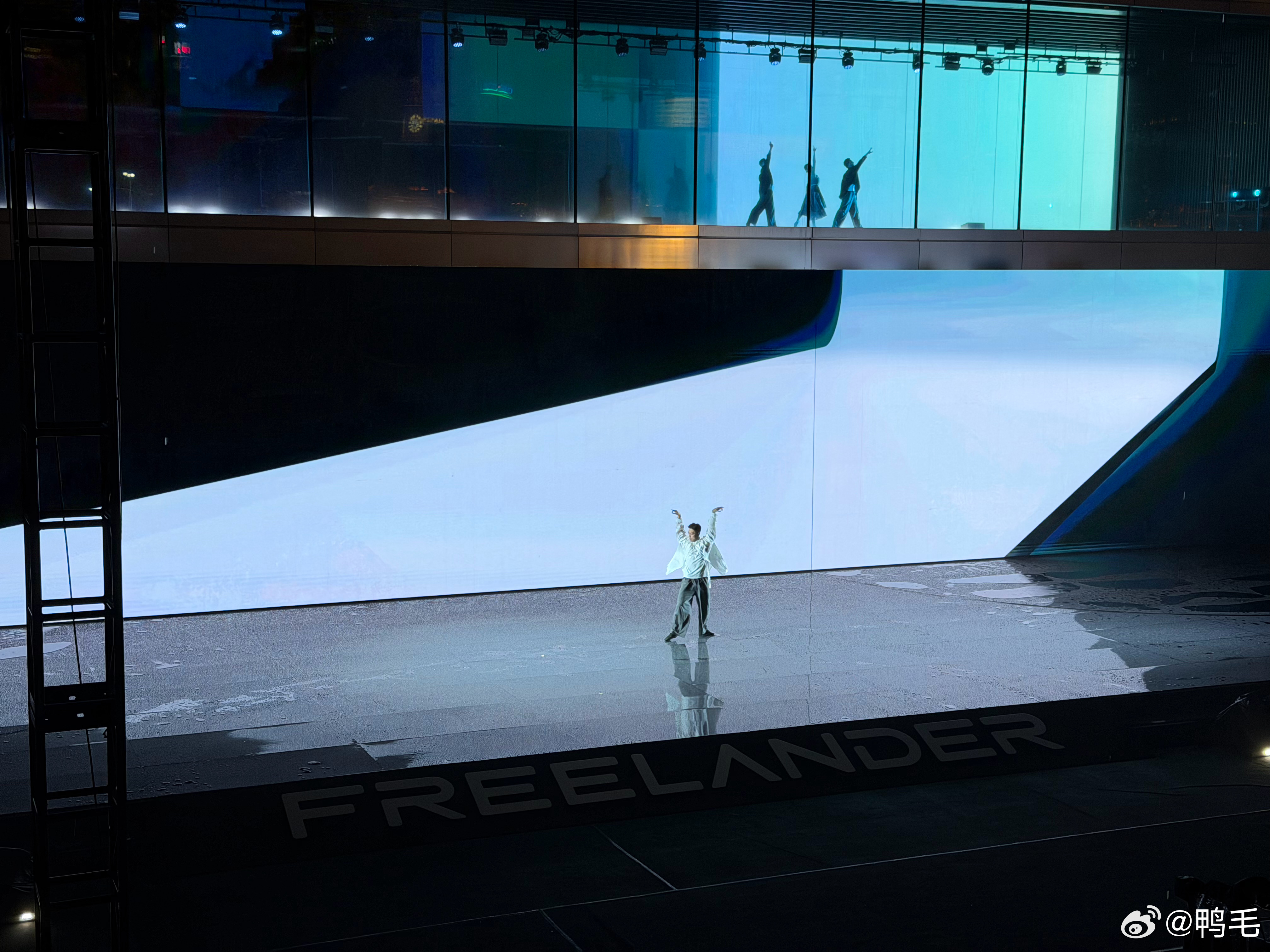 来参加FREELANDER神行者的发布会…结果今天上海下雨，场地还是个露天搭棚的