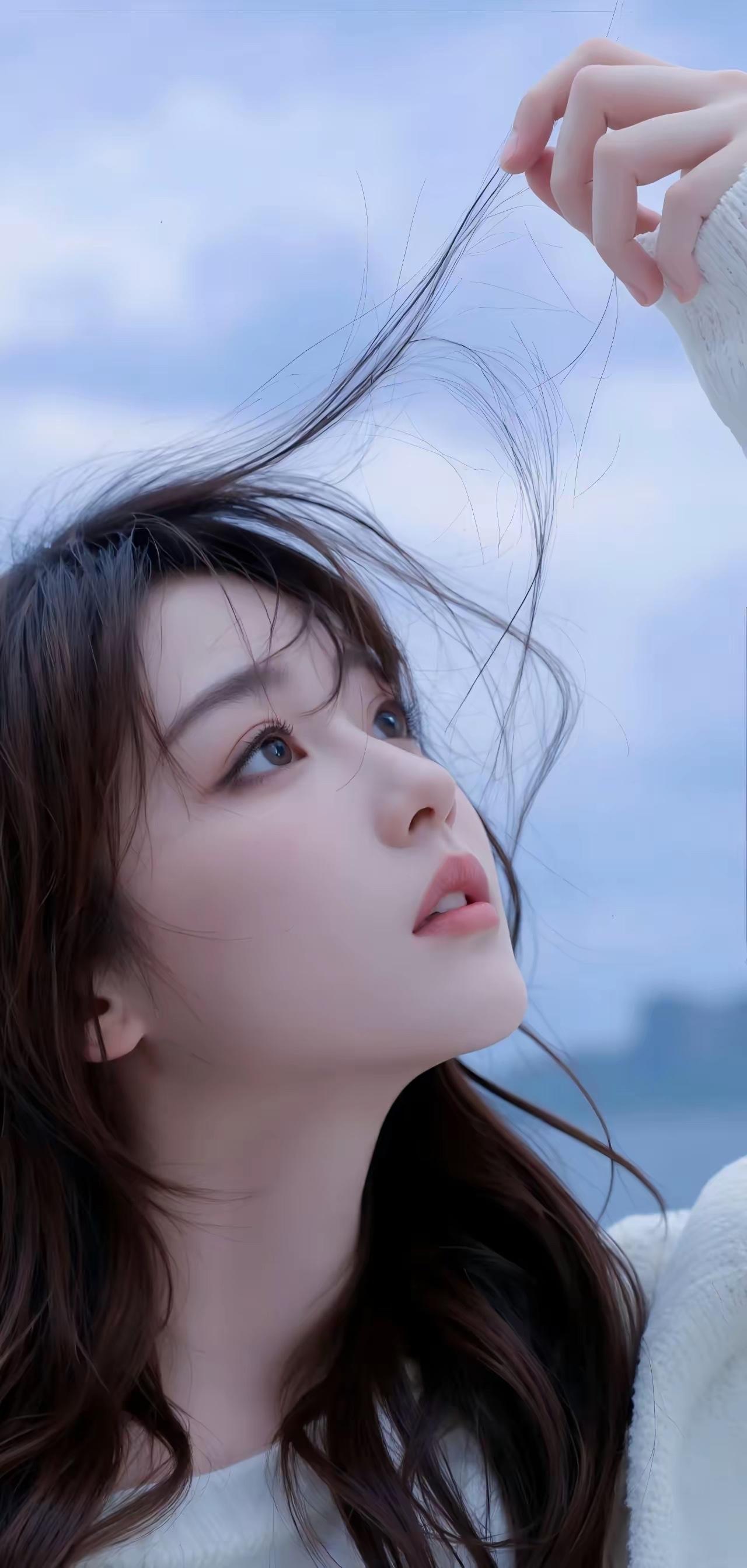 微风吹乱她的长发，真有气质。