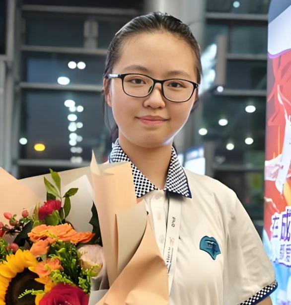孙镕希，来自成都七中的超级学霸，物理科天才少女，国际物理奥赛金牌，四川物理竞赛史