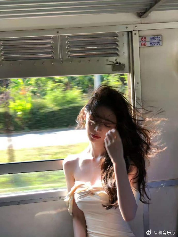 方圆鼻子上的疤痕 路人镜头下的方圆素颜依旧抗打，白皙紧致，五官精致，一点小疤痕反